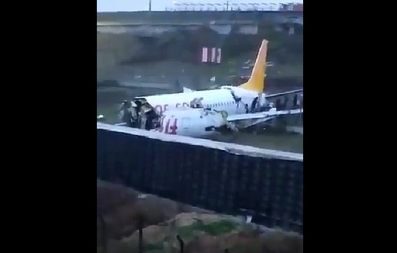 Un avión se sale de pista en Estambul al aterrizar y se parte en dos