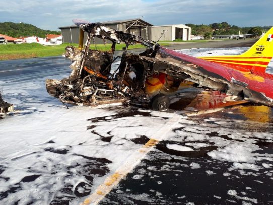 Avioneta sufre accidente y se incendia en el aeropuerto de Albrook