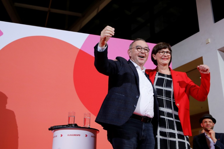 El SPD alemán elige a dos políticos críticos con la coalición gubernamental para su dirección