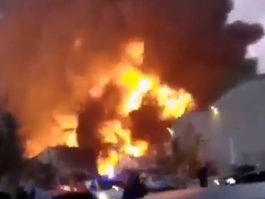 Enorme incendio en una planta de residuos industriales cerca de Barcelona