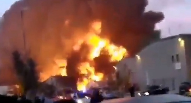 Enorme incendio en una planta de residuos industriales cerca de Barcelona