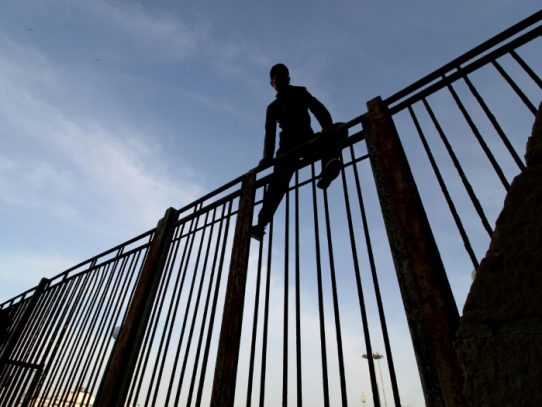 Medio centenar de migrantes logran entrar en Melilla desde Marruecos