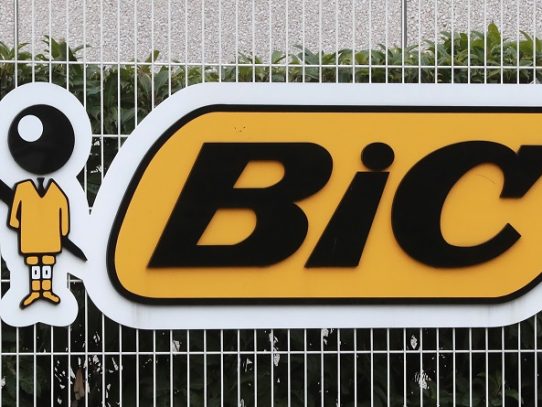 Bolsonaro promete abandonar bolígrafos Bic por ser una marca "francesa"