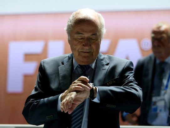 Tras el escándalo por corrupción, Blatter exige que la FIFA le devuelva los relojes que dejó en su oficina
