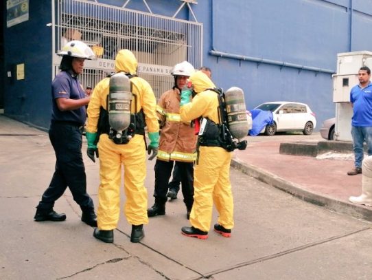 Bomberos atienden emergencia en depósitos por derrame químico