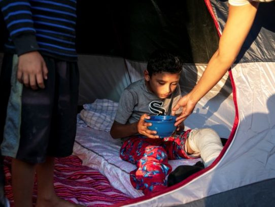 Varado en la frontera, este migrante se convirtió en médico de un campamento