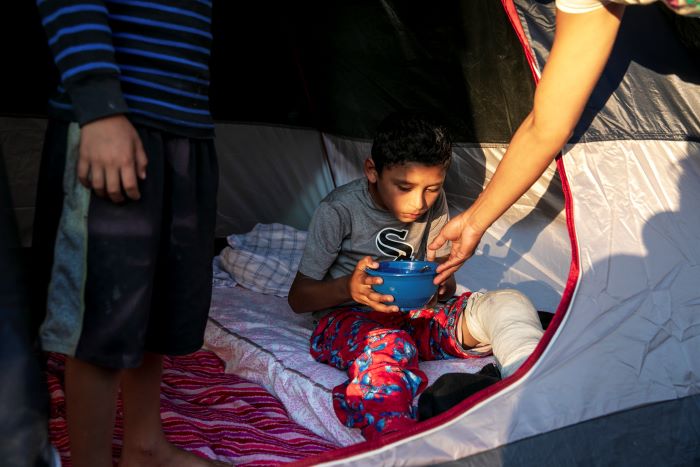 Varado en la frontera, este migrante se convirtió en médico de un campamento