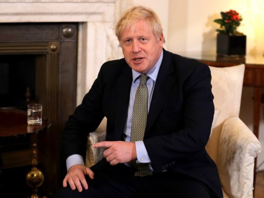 Boris Johnson anuncia al país cómo planea desconfinarlo poco a poco