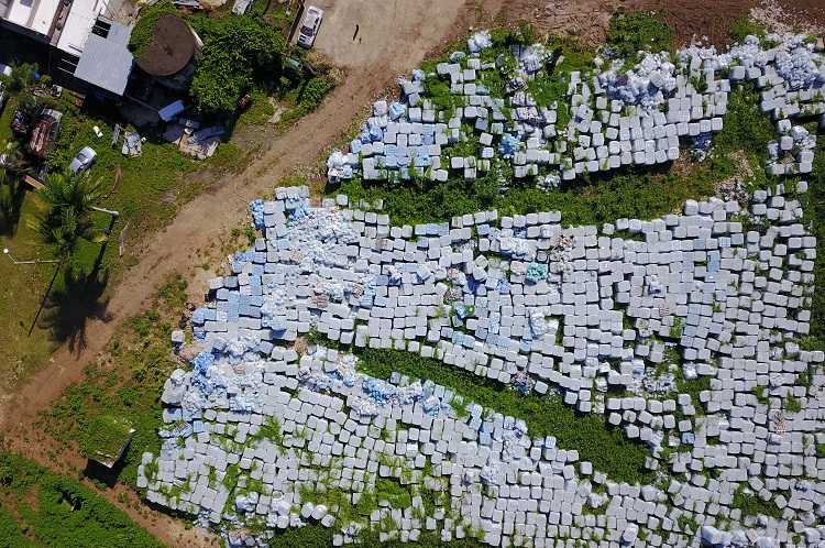 Miles de botellas de agua para atención de emergencias aparecen en finca en Puerto Rico