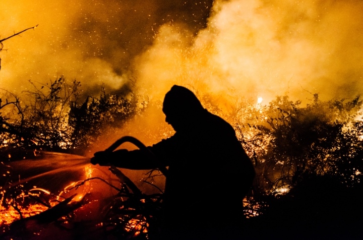 Gran incendio forestal crece en EE.UU. y obliga a nuevas evacuaciones