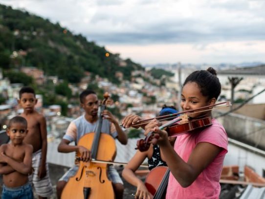 La orquesta clásica que musicaliza las favelas de Río de Janeiro