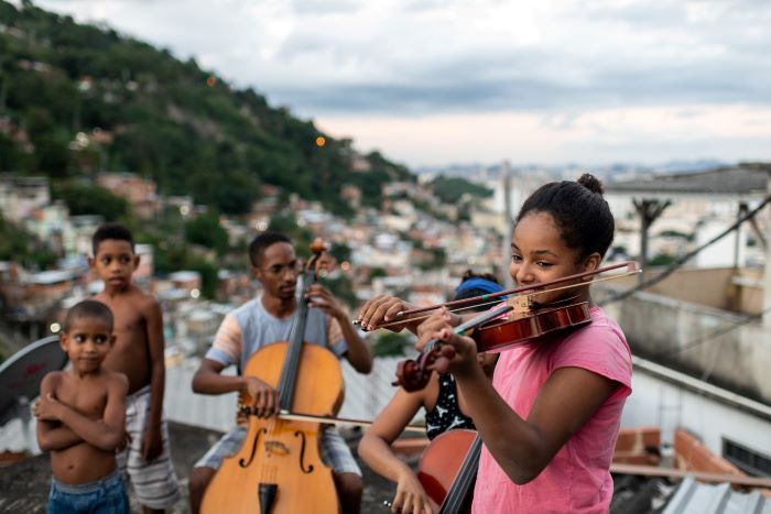 La orquesta clásica que musicaliza las favelas de Río de Janeiro