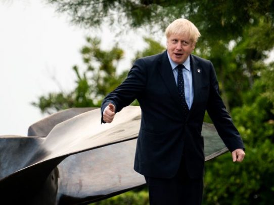Boris Johnson sofoca a sus adversarios en el parlamento