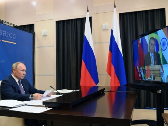 Putin insta a BRICS a producir masivamente vacunas rusas contra covid-19