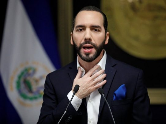 Bukele eleva su confrontación con medios de El Salvador