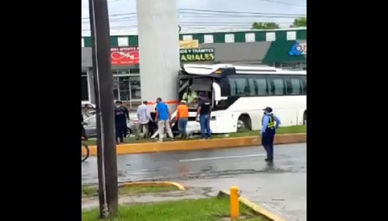 Bus se estrella contra columna del Metro en la "Loma de la Muerte"