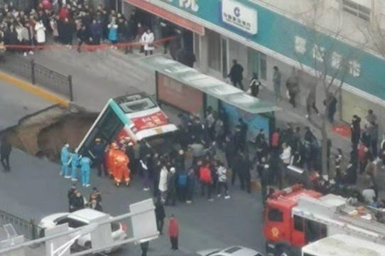 ¡Impactante! Un enorme hueco se traga un autobús en China y deja 9 muertos