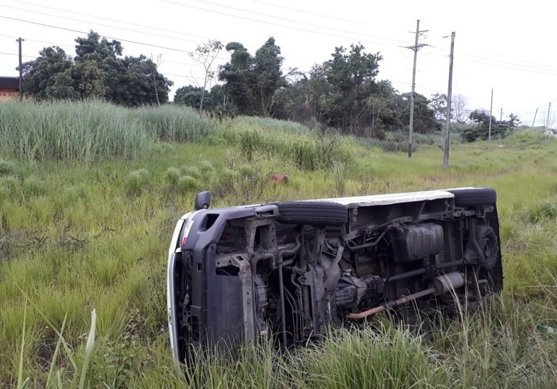 Vuelco de bus "pirata" en autopista Arraiján-La Chorrera dejó 10 heridos