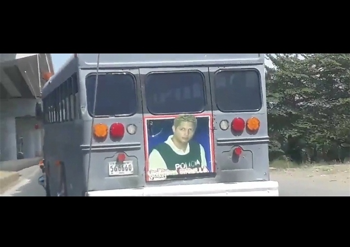 Captan bus "diablo rojo" con retrato del más buscado Ventura Ceballos