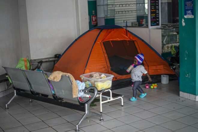 Desde marzo, 24 migrantes haitianos viven en la terminal de buses en Lima