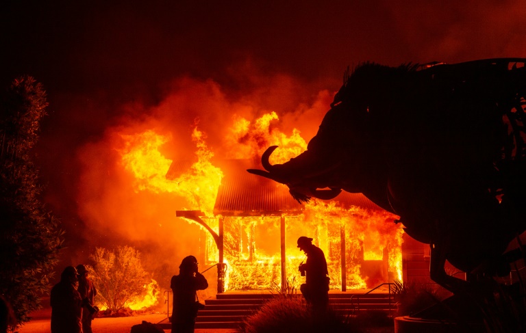 Fuertes vientos azuzan fuego en California, donde ordenan evacuar a 180.000 personas