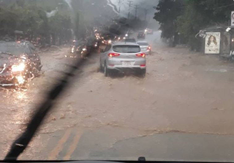 Varias calles anegadas por fuertes lluvias en la capital