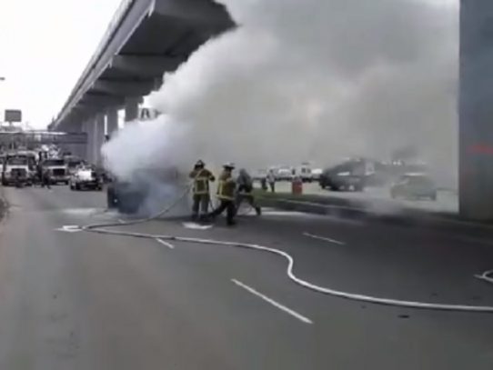 Camión volquete se incendia en la Avenida Domingo Díaz
