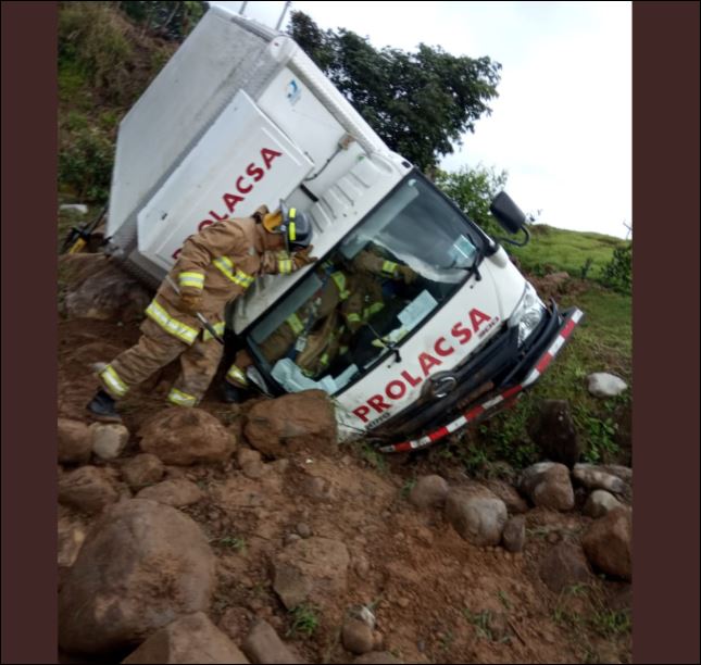 Conductor quedó atrapado dentro de camión al volcarse en vía hacia Boquete