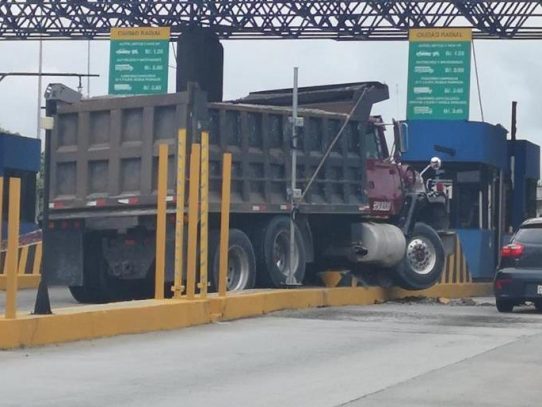 Camión volquete se estrella contra muro de caseta en el Corredor Sur