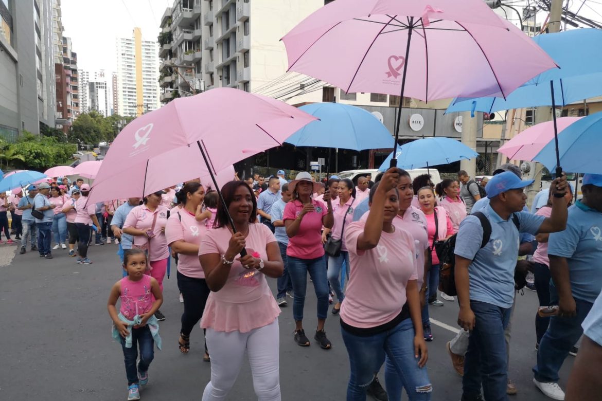 Cientos de panameños participan en caminata de la Cinta Rosada y Celeste