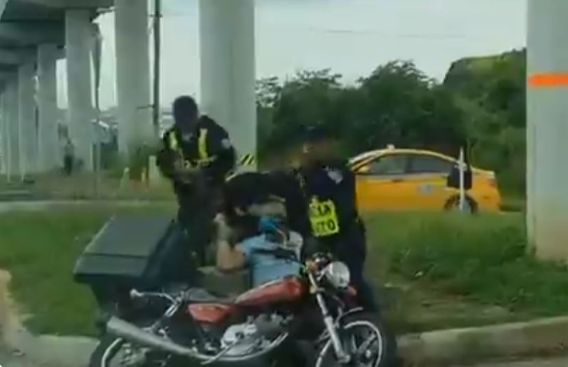 Aprehenden a motorizado venezolano por atacar a policía en plena vía
