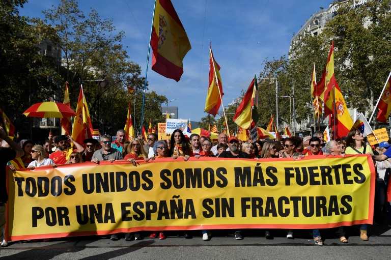 Una nutrida marcha de antindependentistas muestra su hartazgo tras la violencia en Cataluña