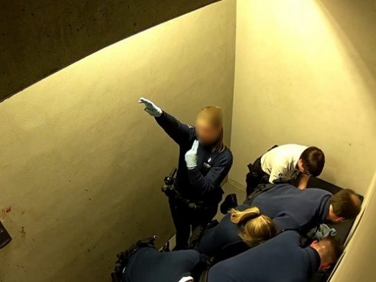 Imágenes de una policía haciendo el saludo nazi en un operativo conmocionan Bélgica