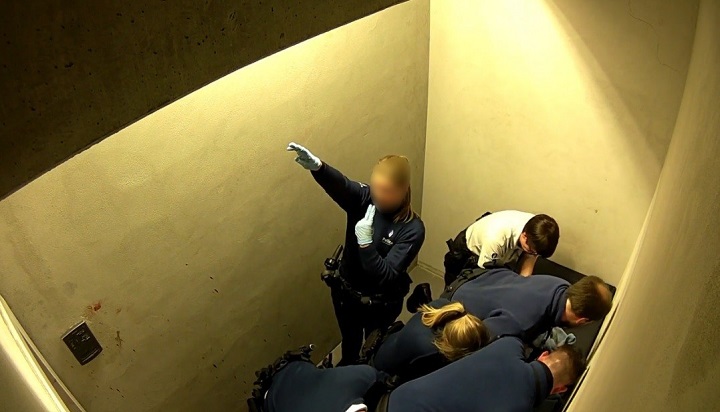 Imágenes de una policía haciendo el saludo nazi en un operativo conmocionan Bélgica