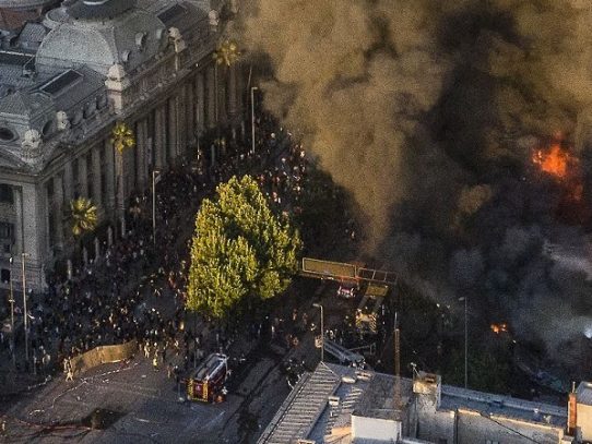 Incendio de un edificio en centro de Santiago en medio de violentas protestas