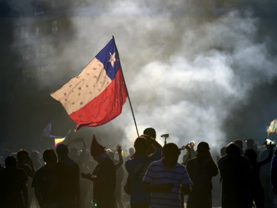 Chile superará la crisis "con más democracia y no con menos", dice líder oficialista