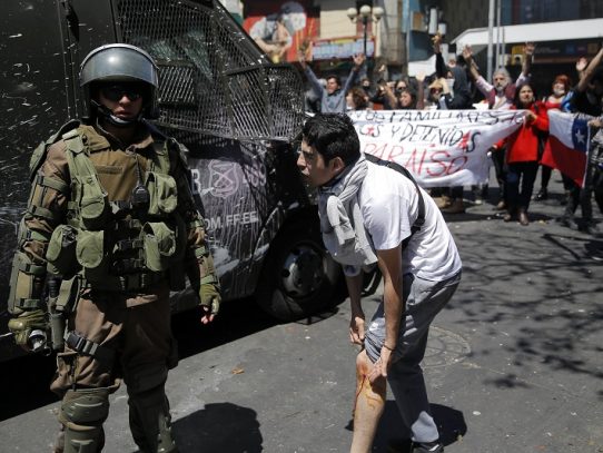Bachelet insta al diálogo y pide a chilenos que protesten "de forma pacífica"