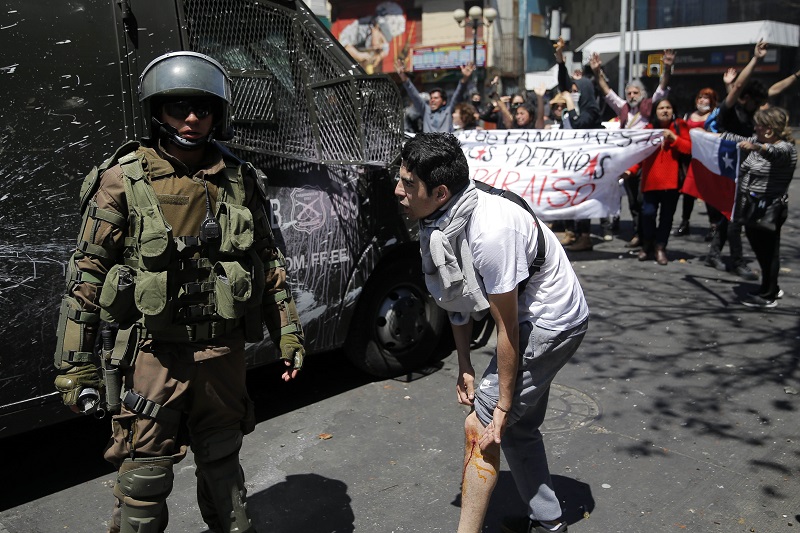 Bachelet insta al diálogo y pide a chilenos que protesten "de forma pacífica"