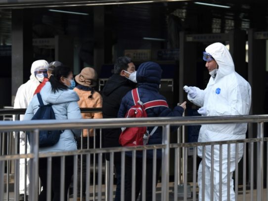 China confina a millones de personas para combatir el coronavirus