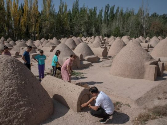 Heridos pero resilientes, una ciudad uigur se aferra a su pasado cultural