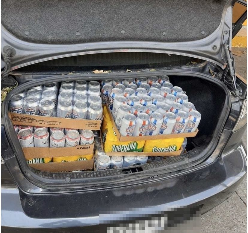 Chino llevaba el maletero del auto cargado en cervezas