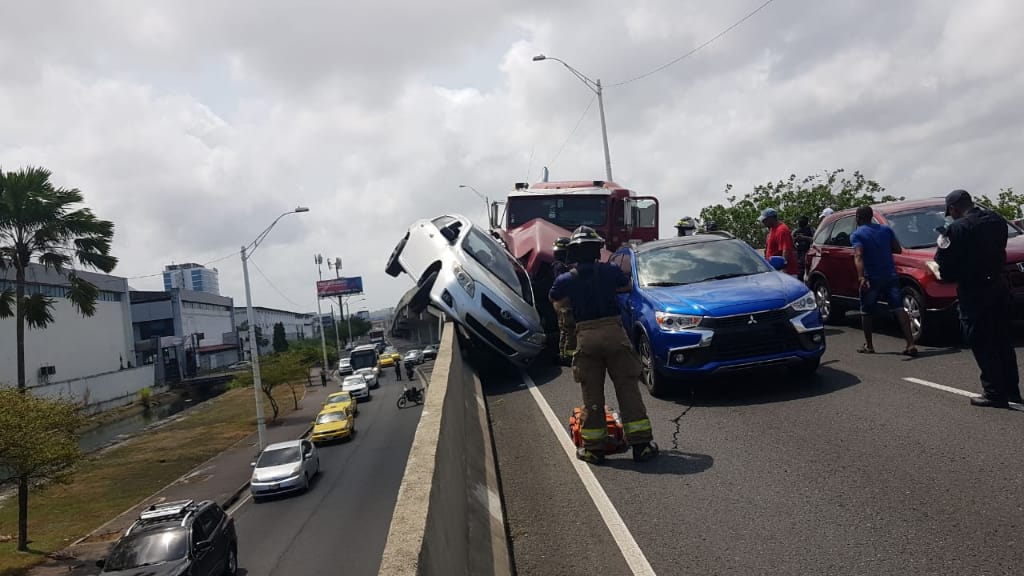 Aparatoso accidente en viaducto de los 4 Altos de Colón