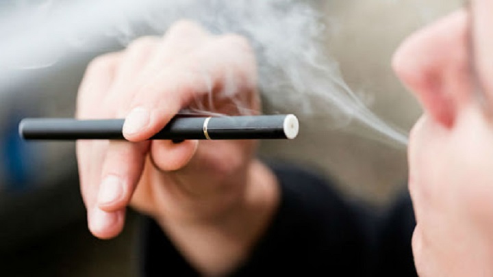 Se prohíbe el uso de dispositivos electrónicos para inhalar tabaco