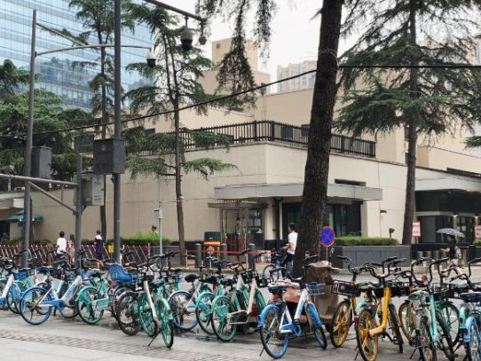 El consulado de EEUU en Chengdu, atracción dominical de los paseantes chinos