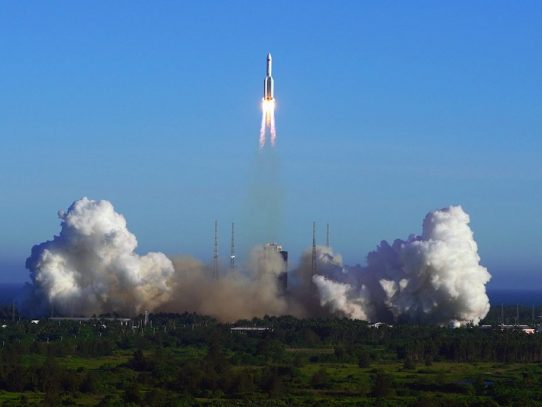 China lanza con "éxito" nuevo cohete con una nave espacial
