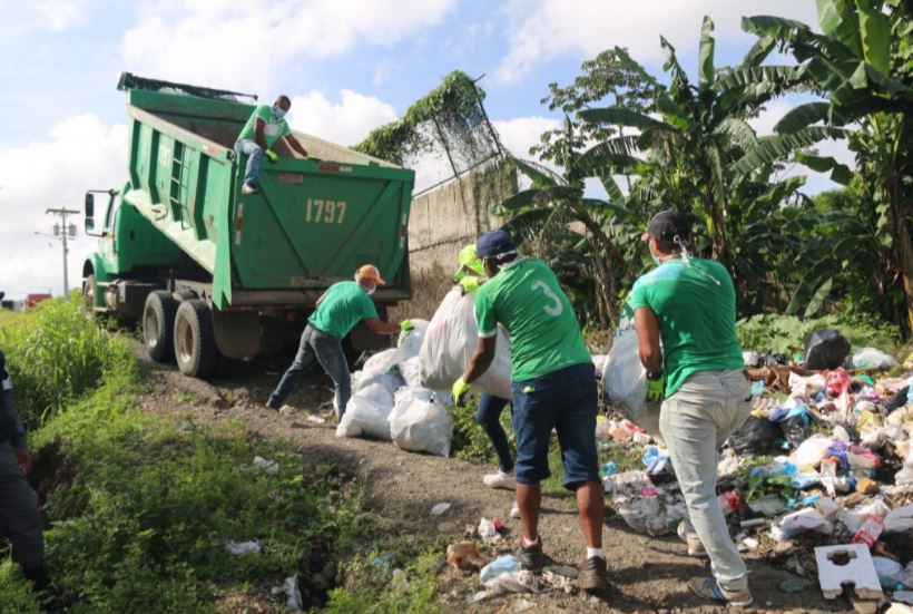 Doce reos de La Joya comienzan programa de recolección de residuos para conmutar penas