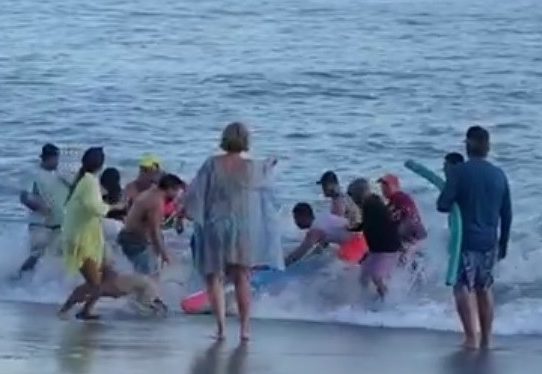 Abuela fallece al salvar a sus dos nietas de ser arrastradas por una ola