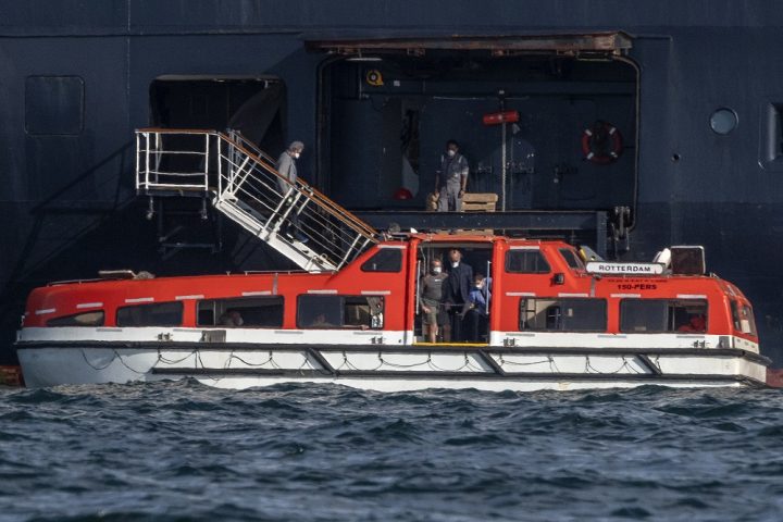 Muertos en crucero Zaandam, "en la conciencia" de quienes rechazaron atraque, dice pasajera