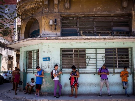 Cuba expande el acceso a internet en casas y negocios privados