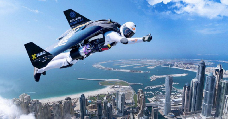 El 'hombre avión' vuela a 1.800 metros sobre Dubai